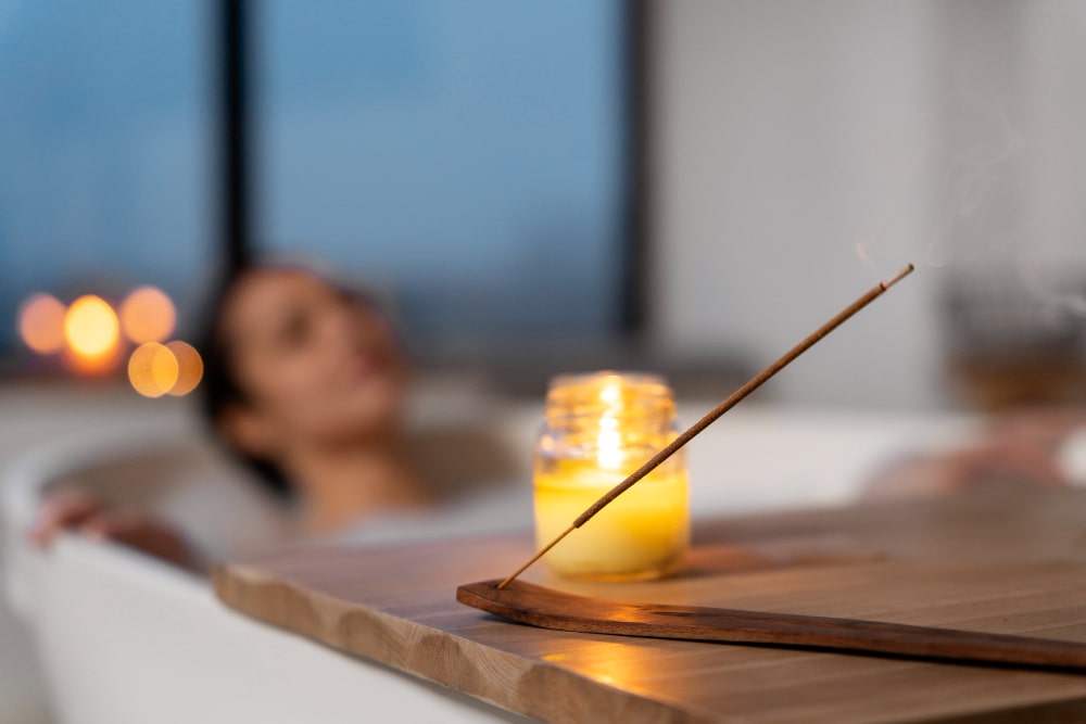 candle-used-by-woman-relax-during-bath