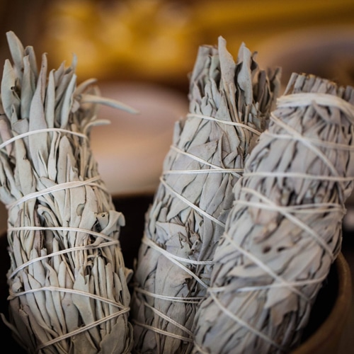 How to Use Smudge Sticks in Blessings: Tips for NZ Healers